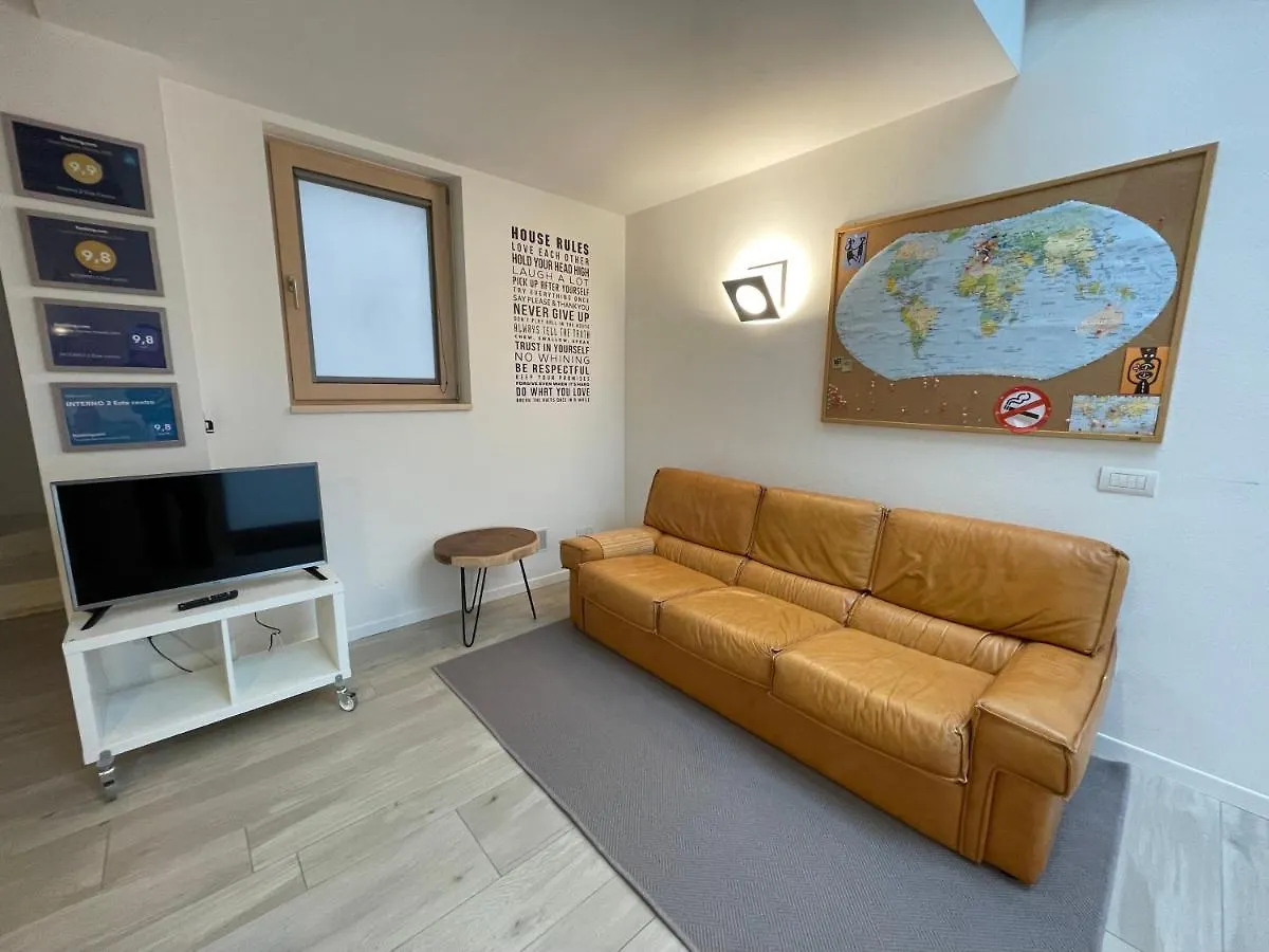 Interno 2 Este Centro 0*,  إيطاليا