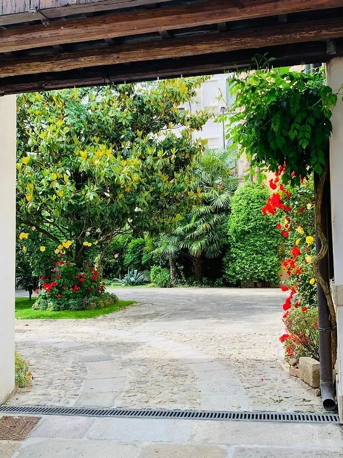 Interno 2 Este Centro 0*,  Italia