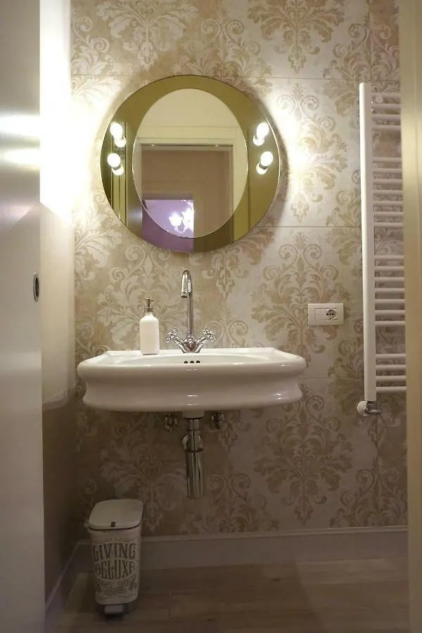 Interno 2 Este Centro 0*,  Italia